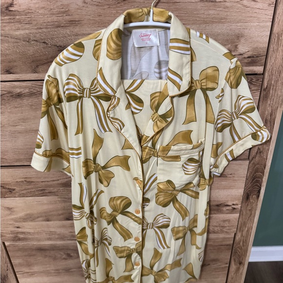 Women's Gold Bow Print Pajama Set - Picture 2 of 4